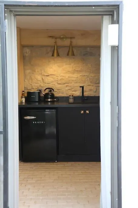 Contacts de Historical Stone House With Small Patio